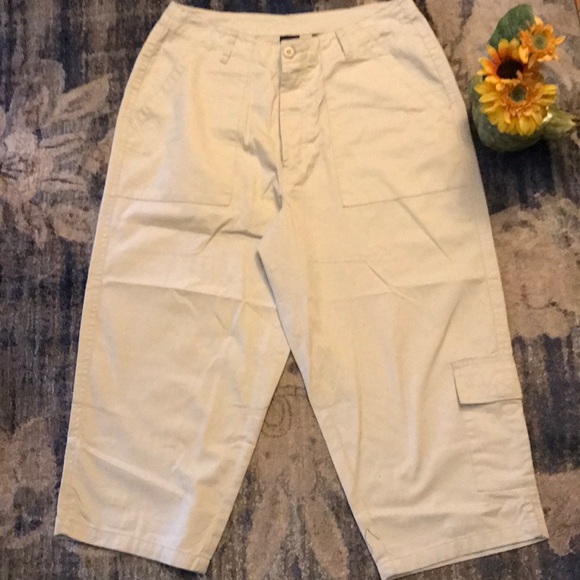 🎉NWT Khaki ButtonFrontCargo Capri Pants 16W - Picture 6 of 8
